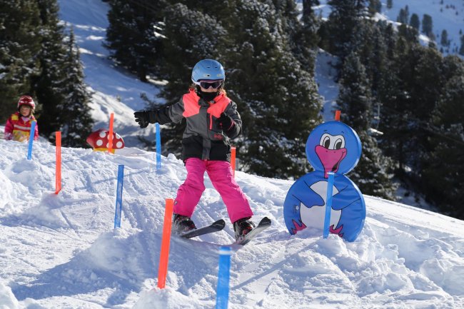 Mädchen beim Skifahren