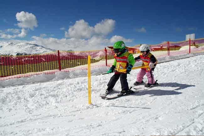 Kinder beim Skikurs