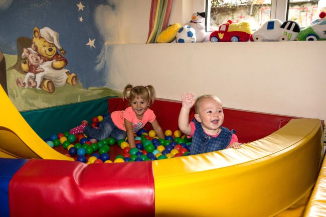 Babys beim spielen im Bällebad