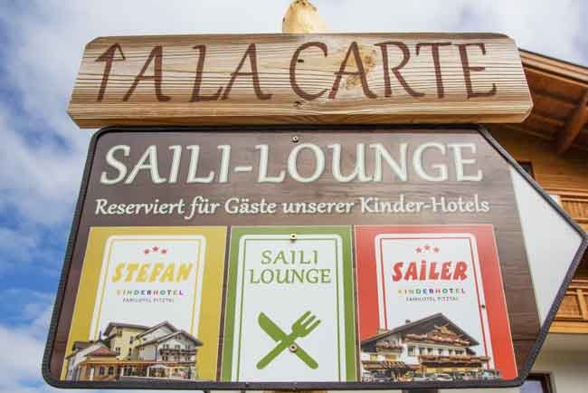 Mittagessen im Hochzeiger Haus Beschilderung