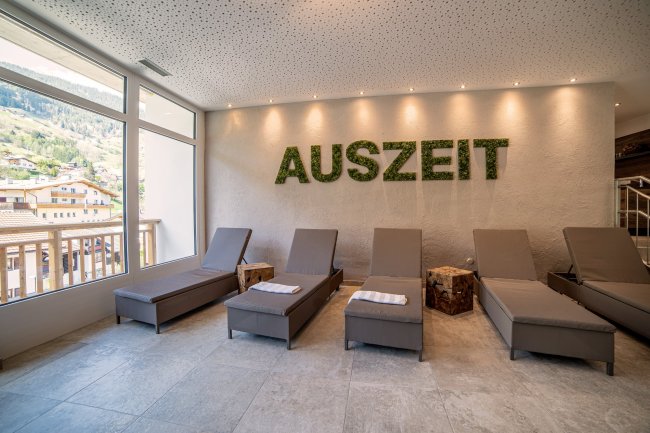 eine Auszeit gönnen im Wellnessbereich
