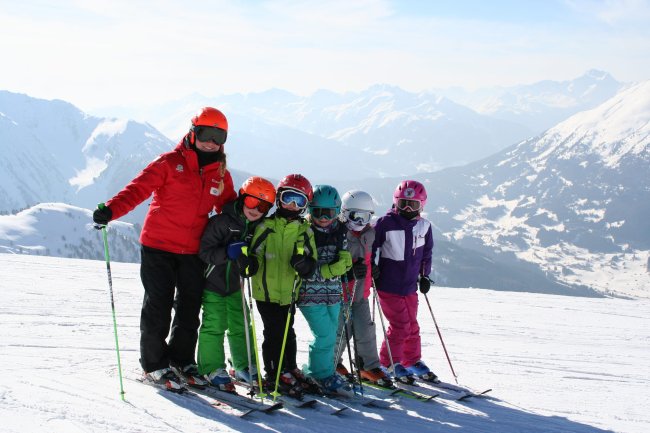Kinder beim Skikurs