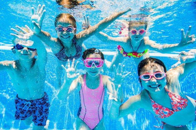 Kinder beim Baden im Pool