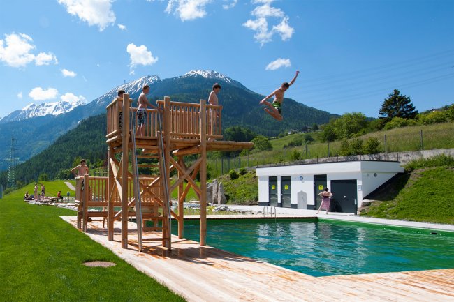 Kinder im Pitzpark beim Baden