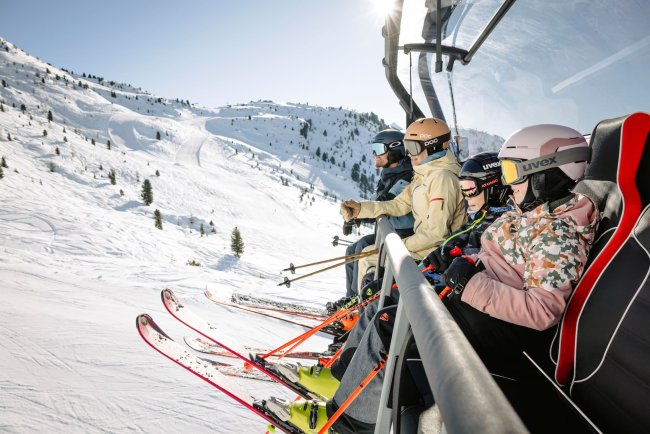Familie beim Skifahren im Skigebiet Hochzeiger in Tirol