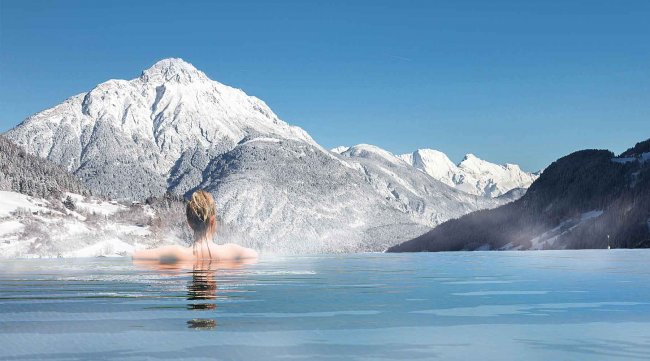 Frau im Infinity Pool