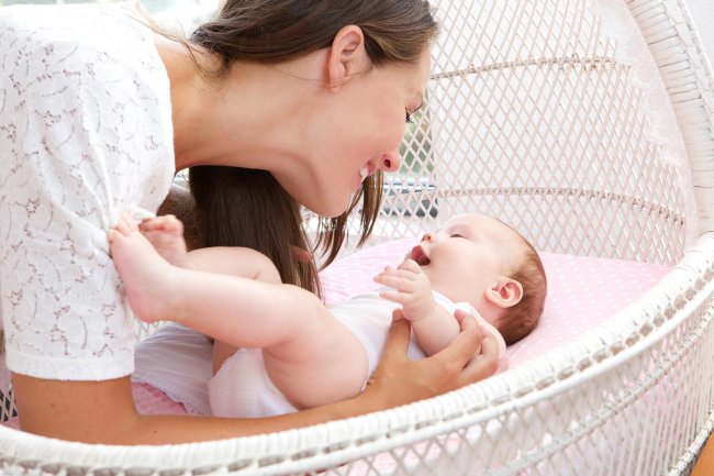 Mama und Baby beim Kuscheln