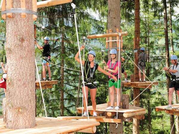 Kinder im Hochseilgarten